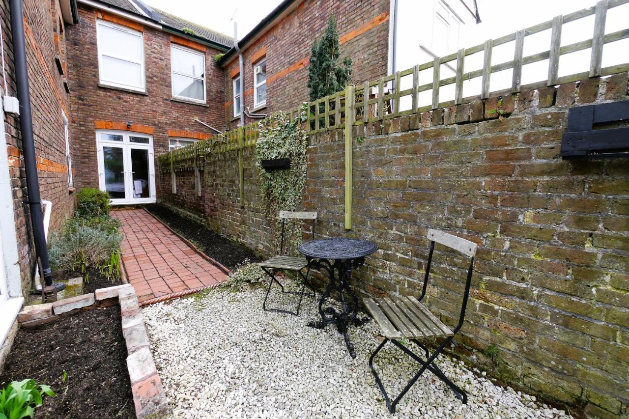 Quirky Spacious Ground Floor Victorian Garden Flat ワージング エクステリア 写真
