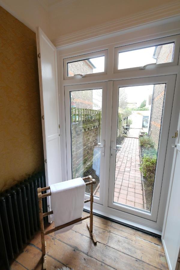 Quirky Spacious Ground Floor Victorian Garden Flat ワージング エクステリア 写真